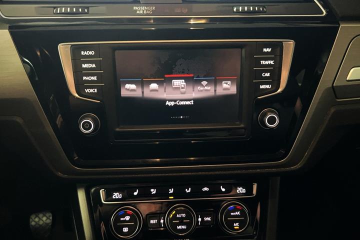 Sort VW Touran fra 2016