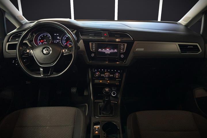 Sort VW Touran fra 2016
