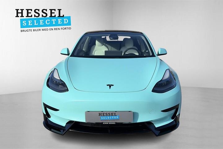 Hvid Tesla Model 3 fra 2021