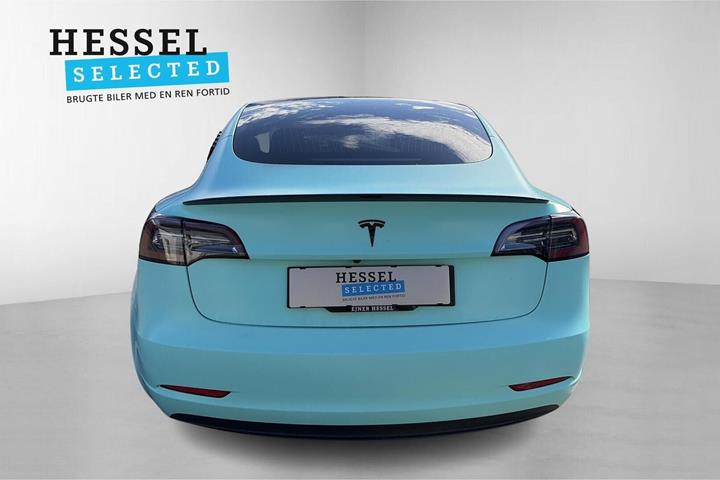 Hvid Tesla Model 3 fra 2021