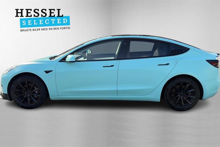 Hvid Tesla Model 3 fra 2021