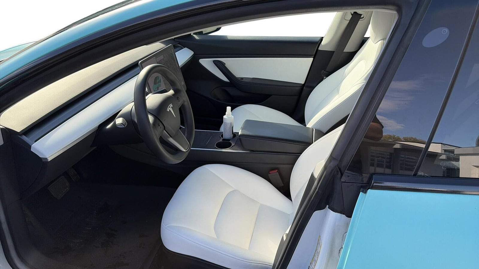 Hvid Tesla Model 3 fra 2021