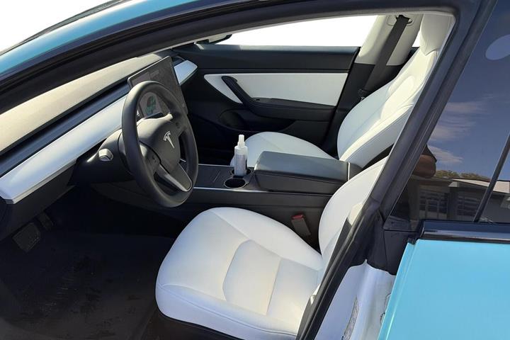 Hvid Tesla Model 3 fra 2021