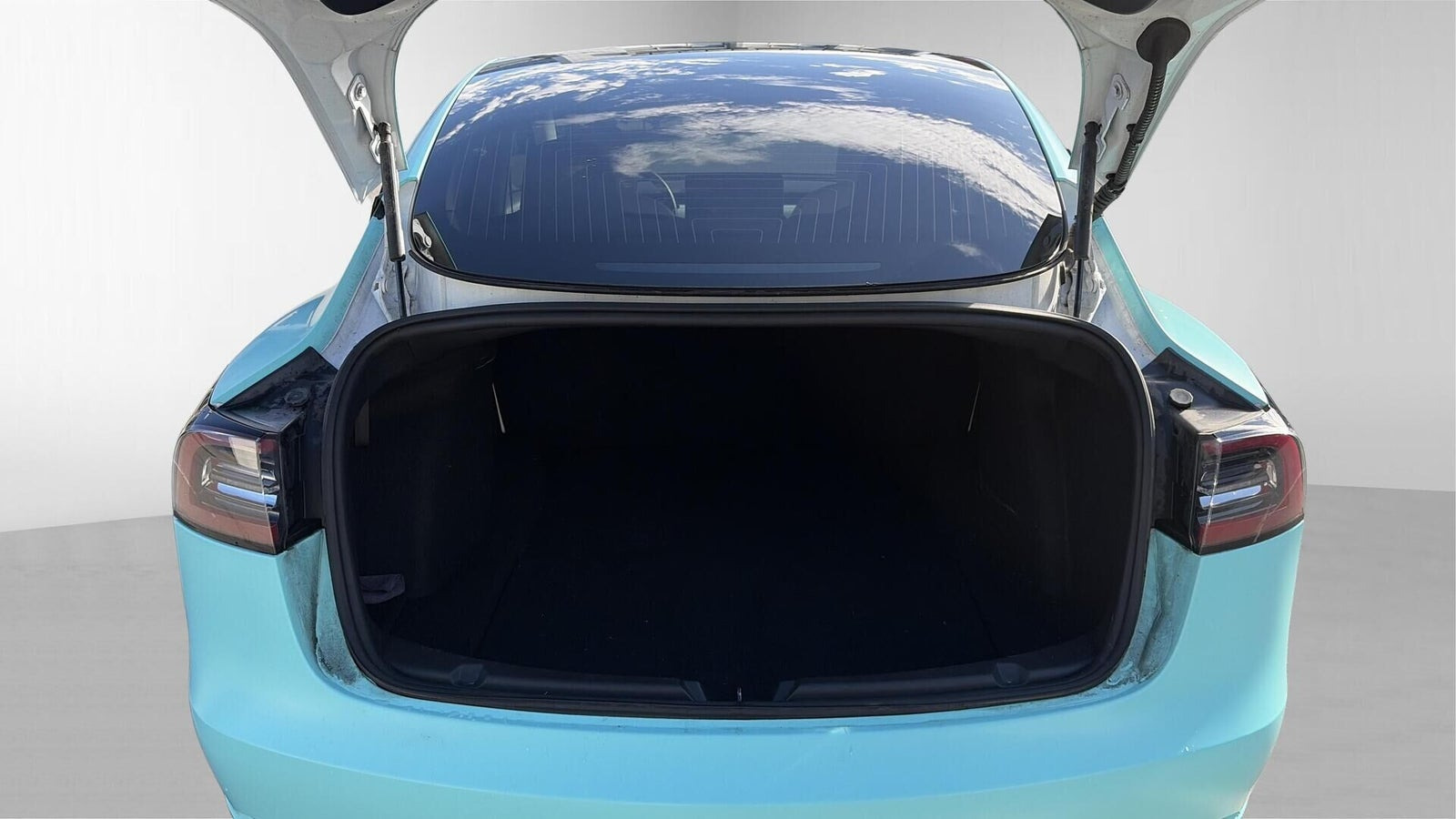 Hvid Tesla Model 3 fra 2021