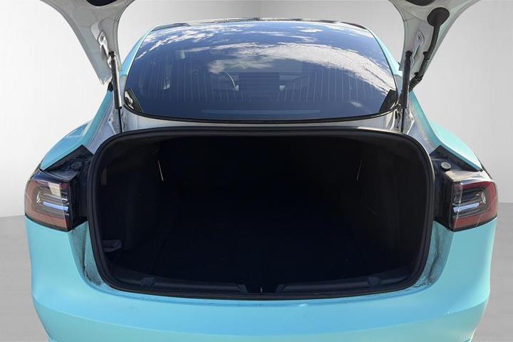 Hvid Tesla Model 3 fra 2021