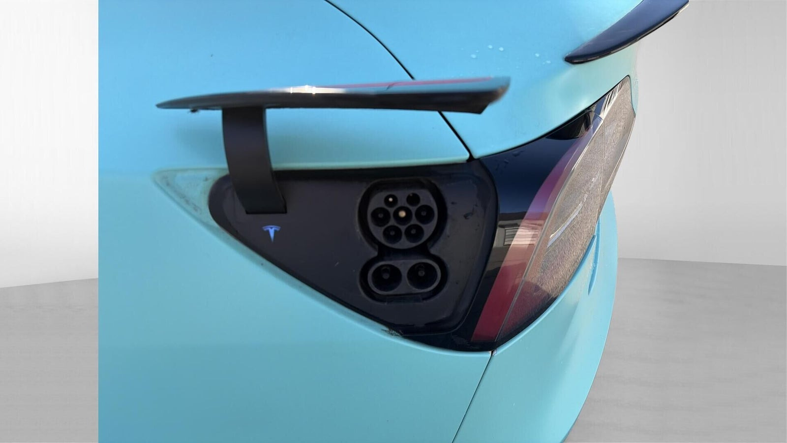 Hvid Tesla Model 3 fra 2021