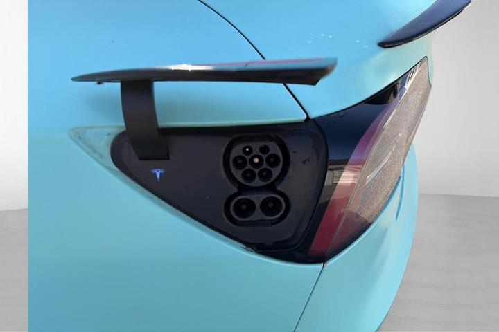 Hvid Tesla Model 3 fra 2021