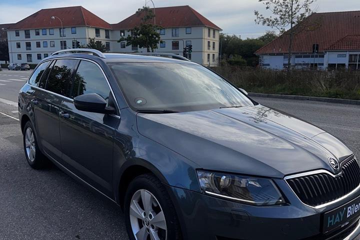 Grå Skoda Octavia fra 2017