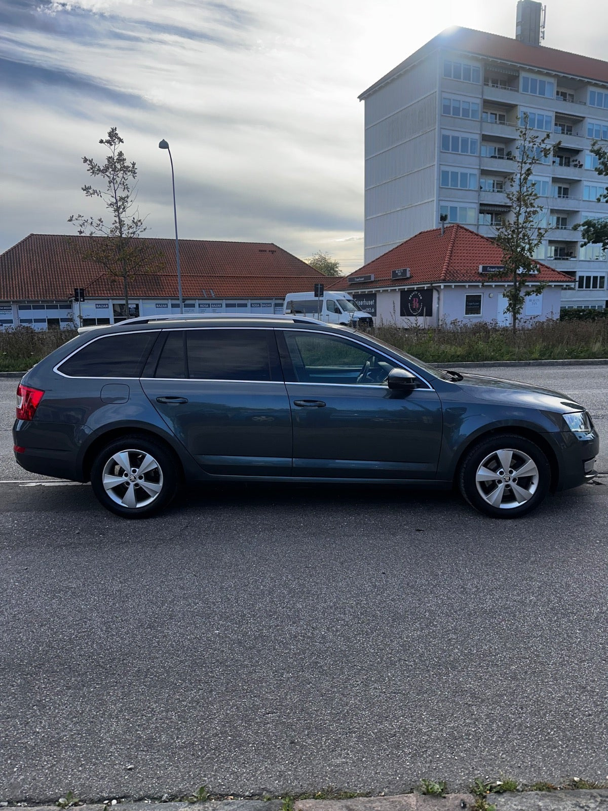 Grå Skoda Octavia fra 2017