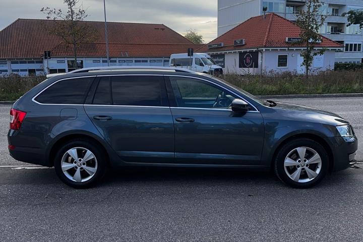 Grå Skoda Octavia fra 2017