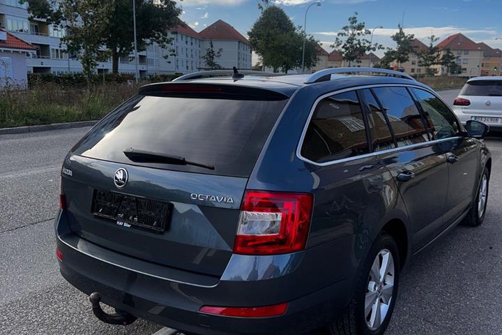Grå Skoda Octavia fra 2017