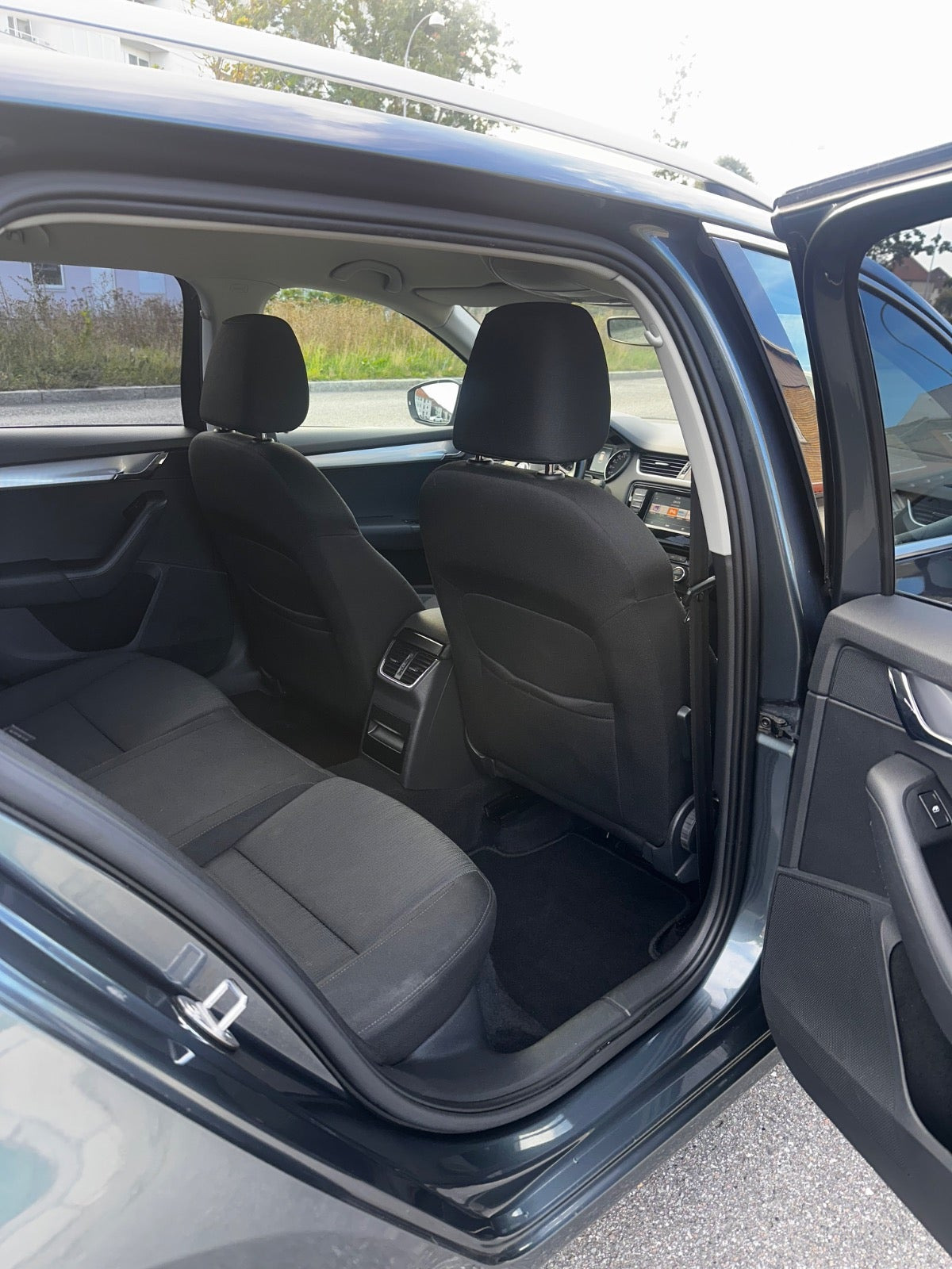 Grå Skoda Octavia fra 2017