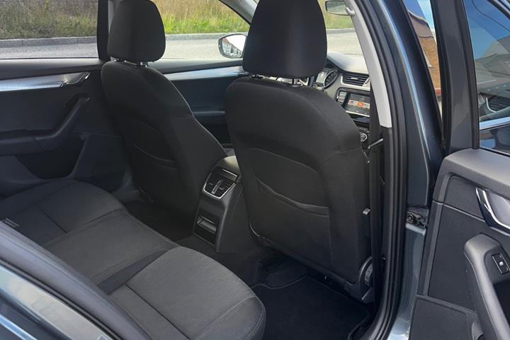 Grå Skoda Octavia fra 2017