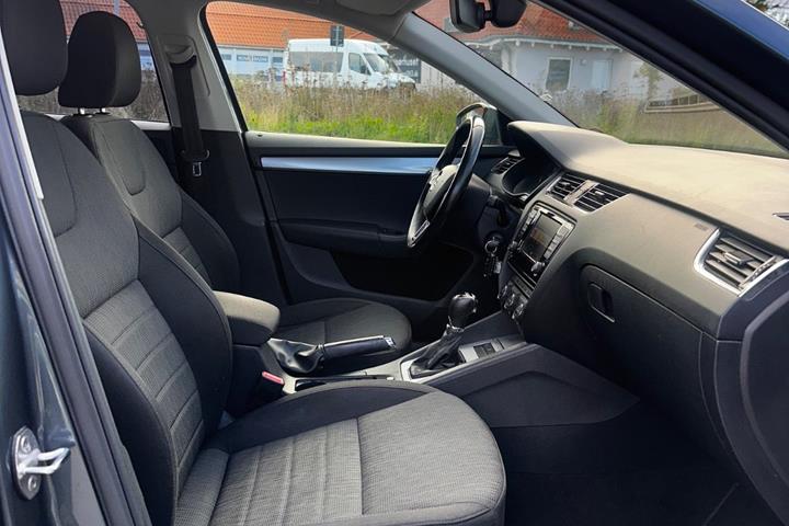 Grå Skoda Octavia fra 2017