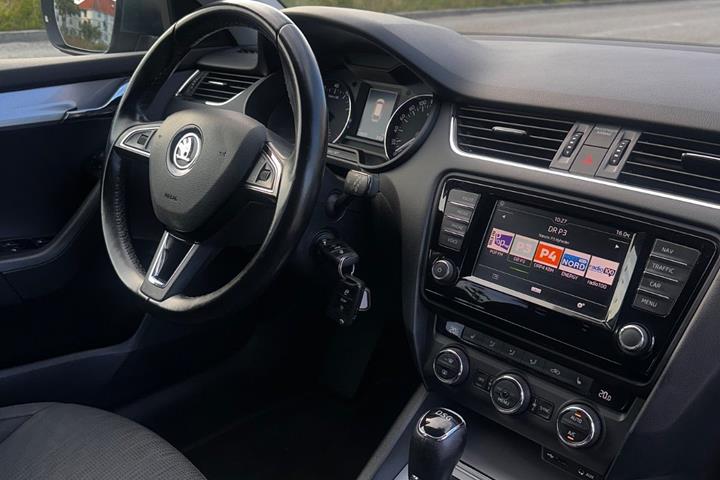 Grå Skoda Octavia fra 2017