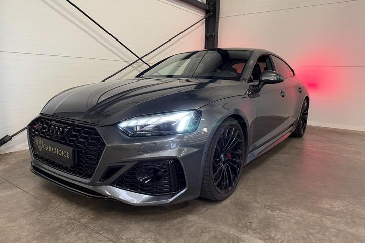 Grå Audi RS5 fra 2023