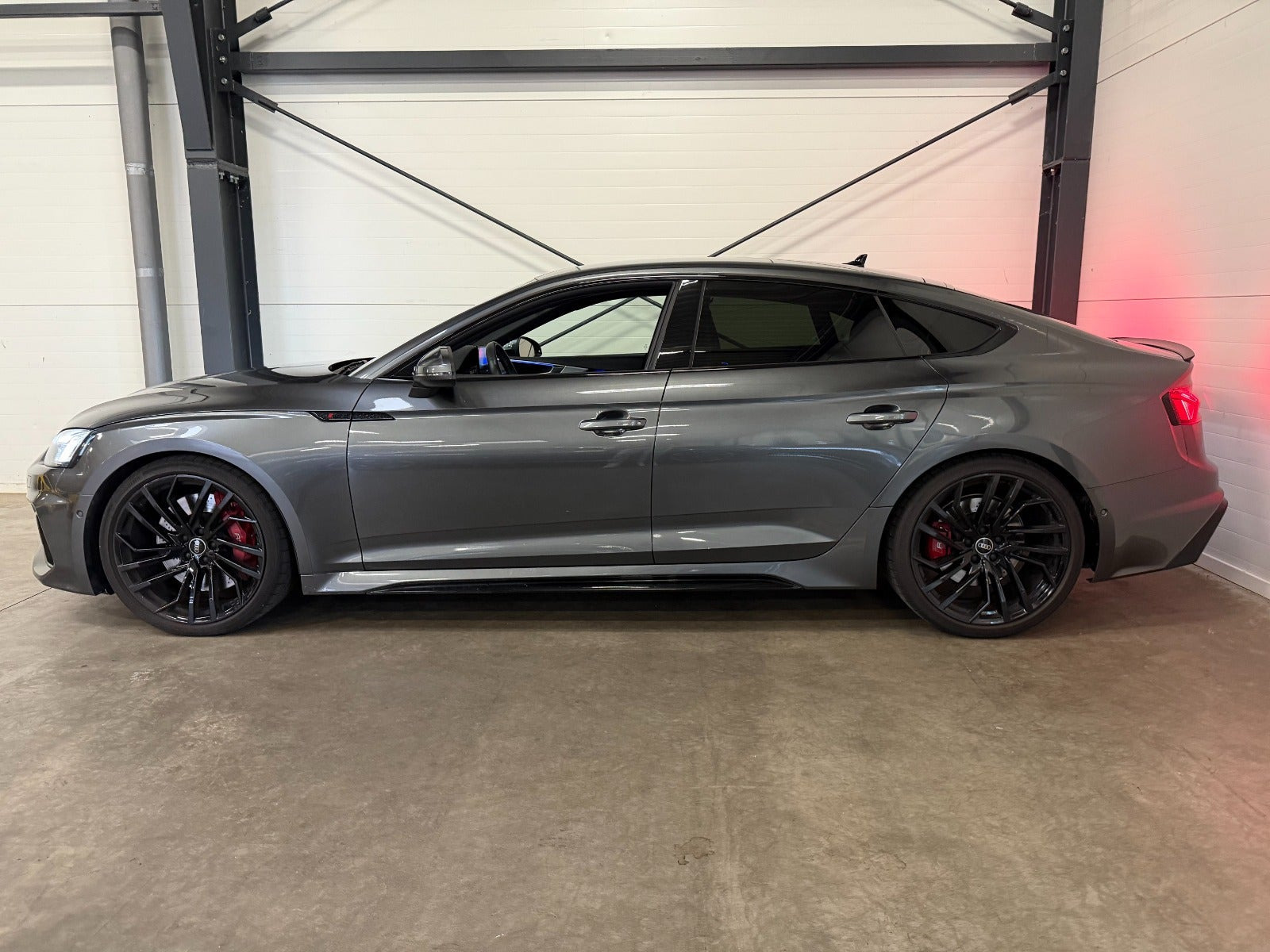 Grå Audi RS5 fra 2023