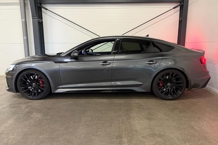 Grå Audi RS5 fra 2023