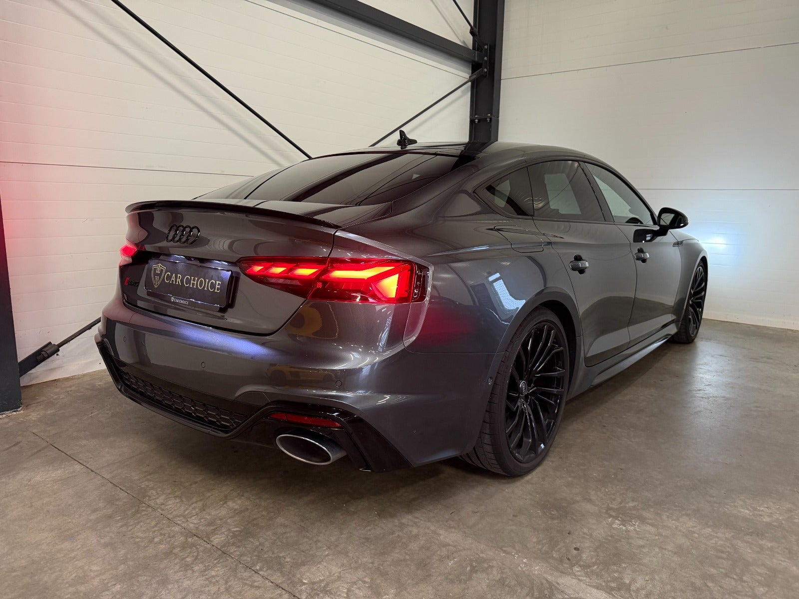 Grå Audi RS5 fra 2023