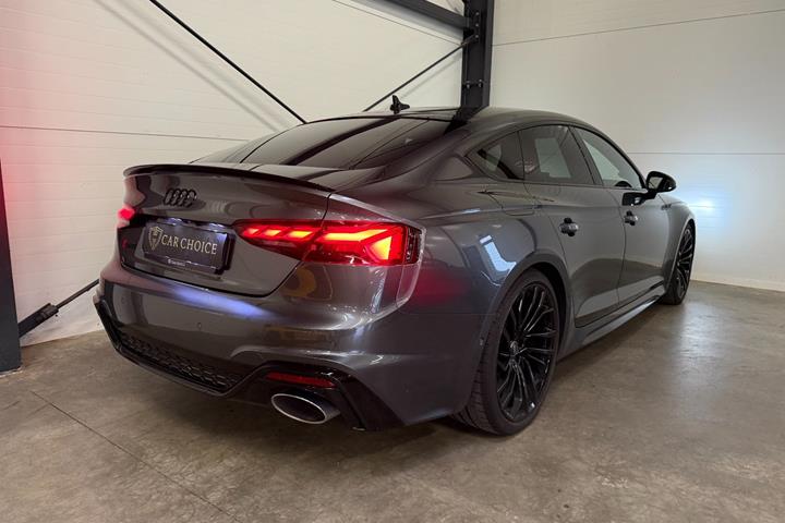 Grå Audi RS5 fra 2023