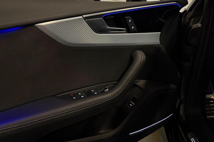 Grå Audi RS5 fra 2023