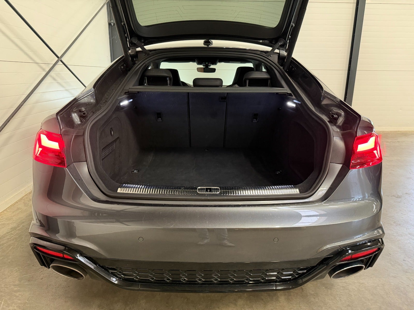 Grå Audi RS5 fra 2023