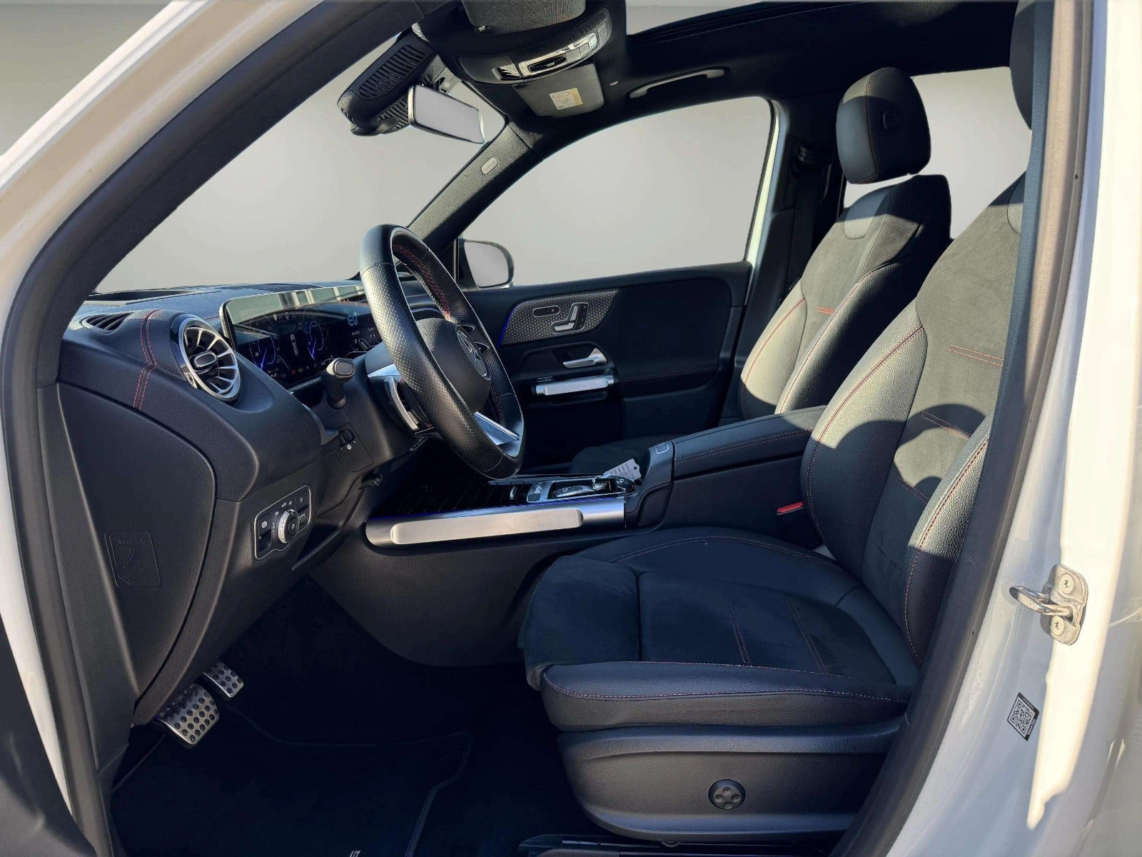 Hvid Mercedes EQB250+ fra 2024