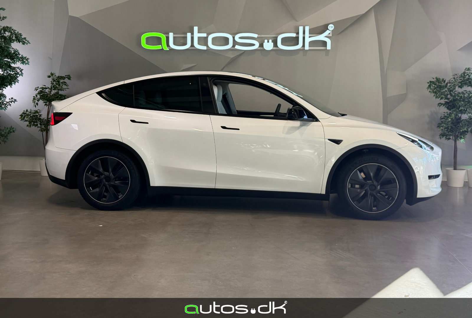 Hvid Tesla Model Y fra 2024