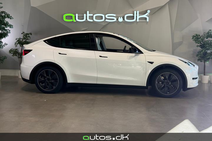 Hvid Tesla Model Y fra 2024