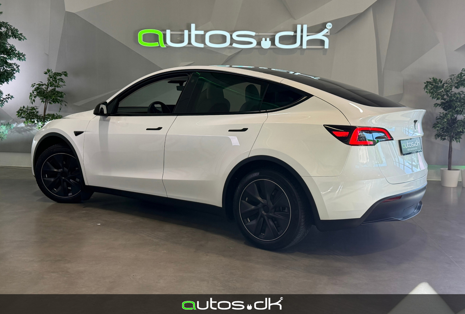 Hvid Tesla Model Y fra 2024