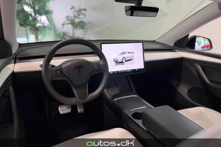 Hvid Tesla Model Y fra 2024