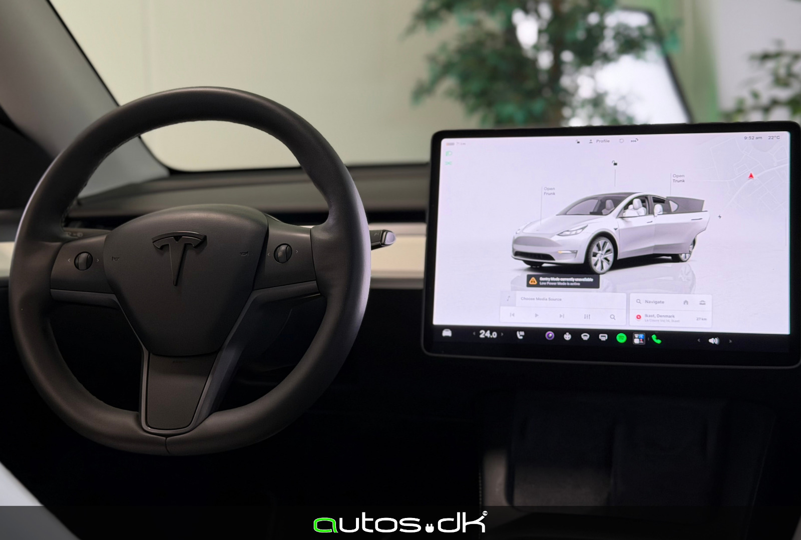 Hvid Tesla Model Y fra 2024