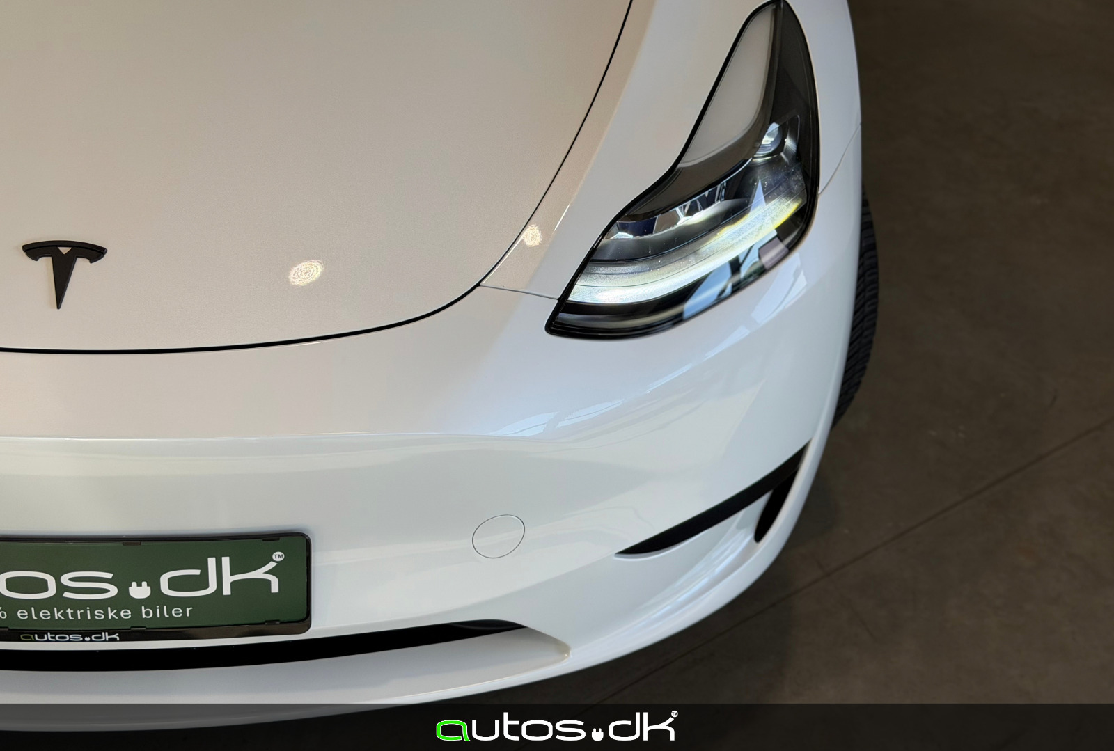 Hvid Tesla Model Y fra 2024