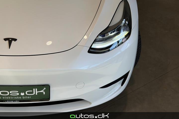 Hvid Tesla Model Y fra 2024