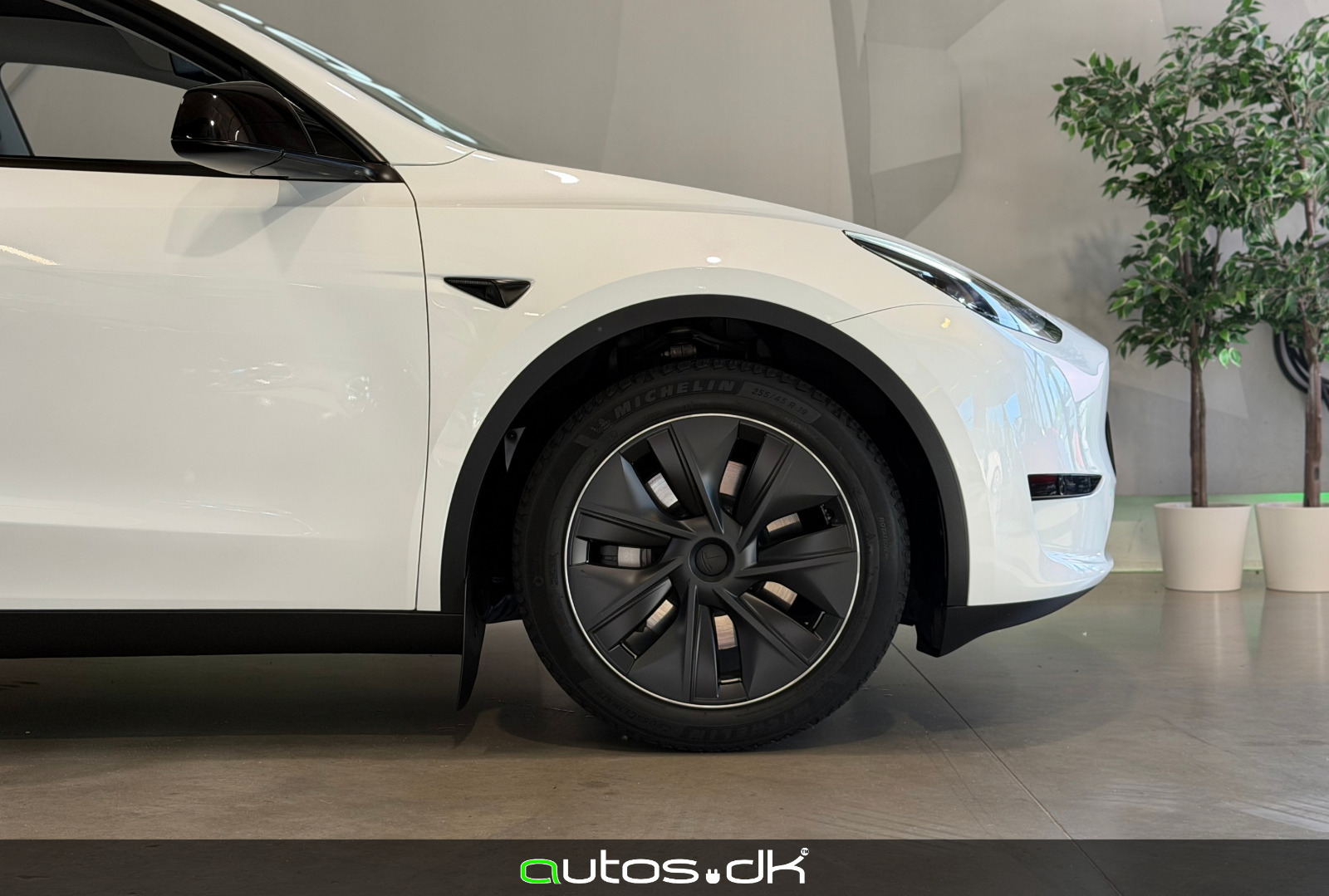 Hvid Tesla Model Y fra 2024
