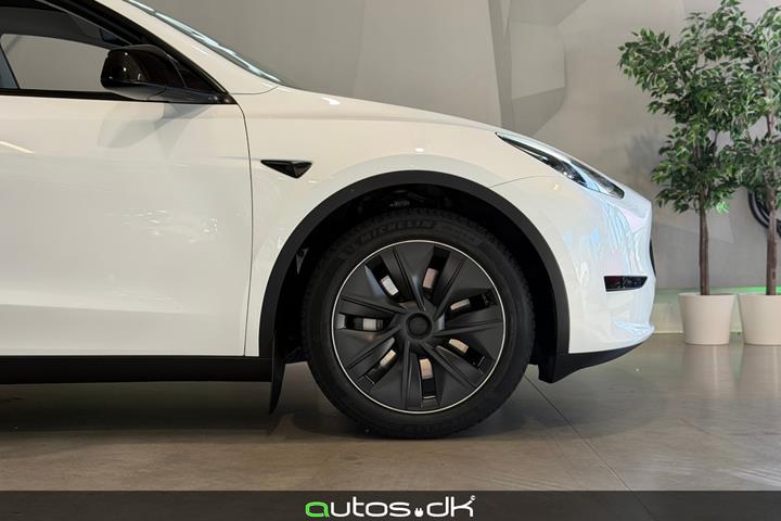 Hvid Tesla Model Y fra 2024