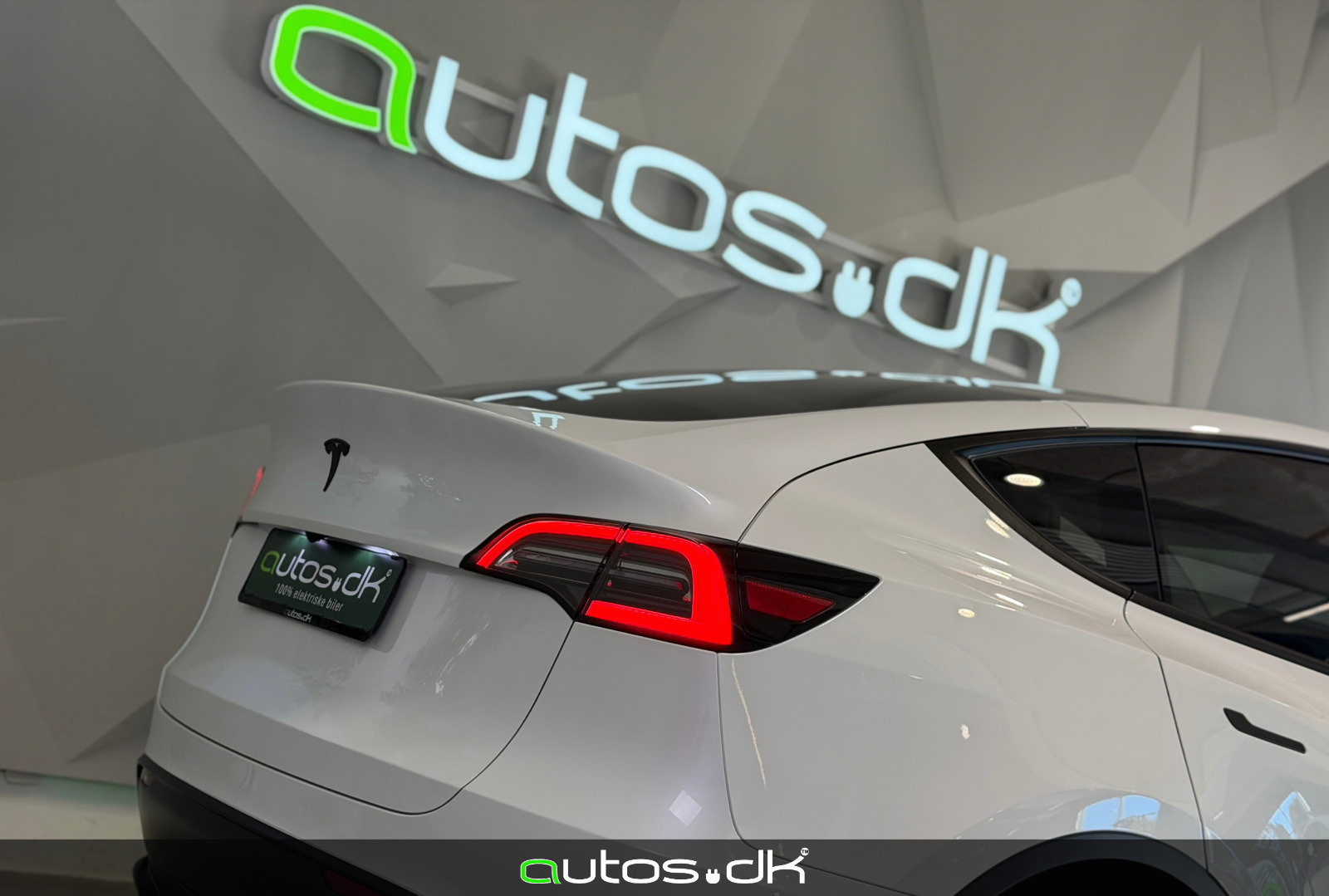 Hvid Tesla Model Y fra 2024