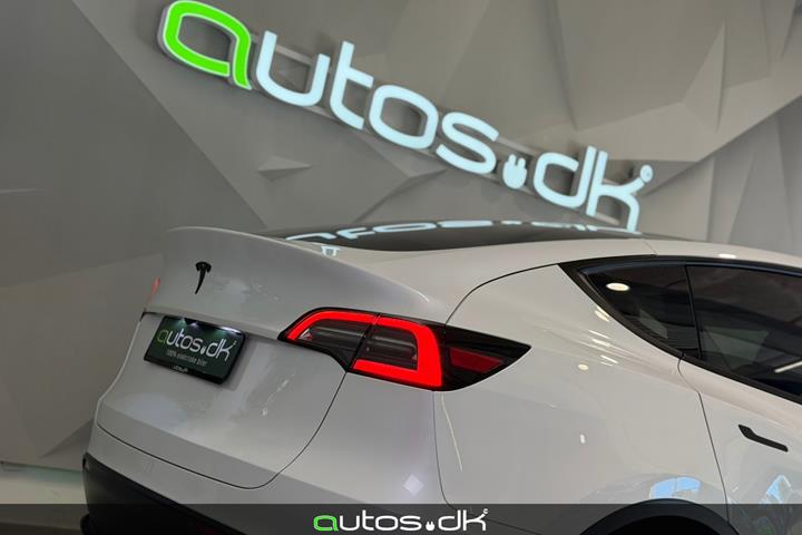 Hvid Tesla Model Y fra 2024