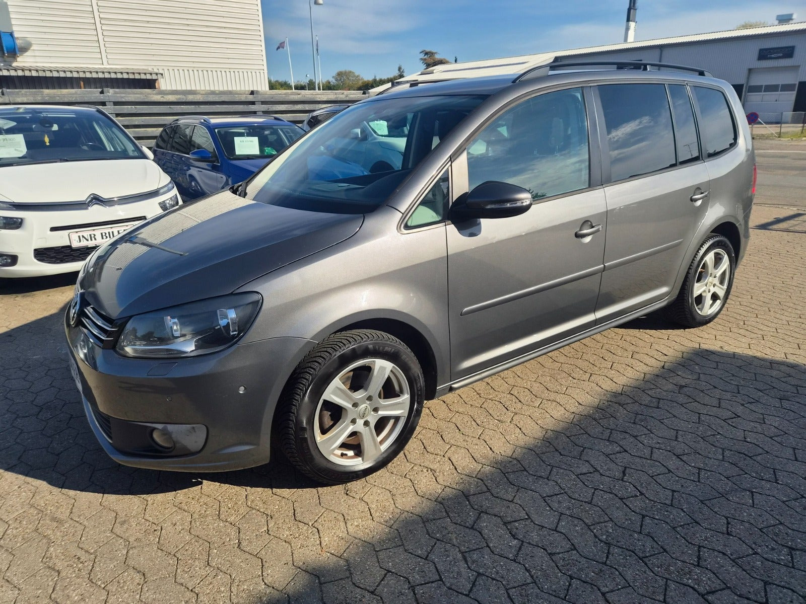 Grå VW Touran fra 2014