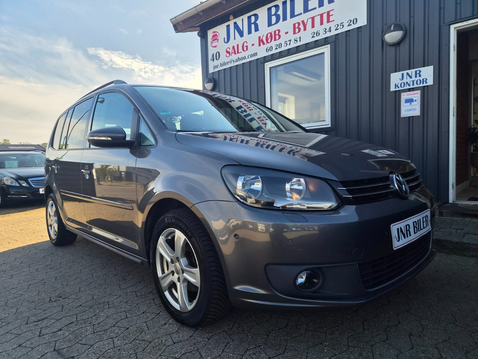 Grå VW Touran fra 2014