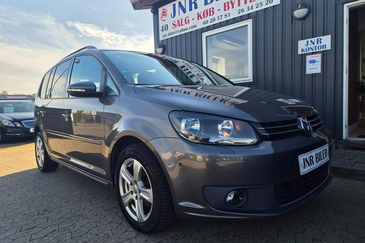 Grå VW Touran fra 2014