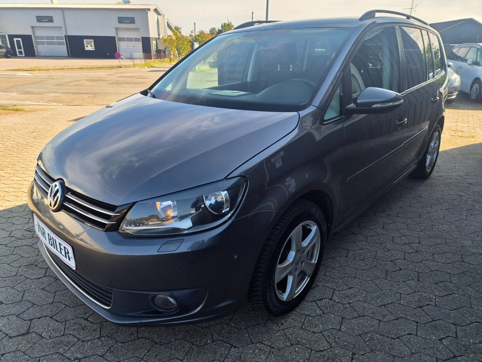 Grå VW Touran fra 2014