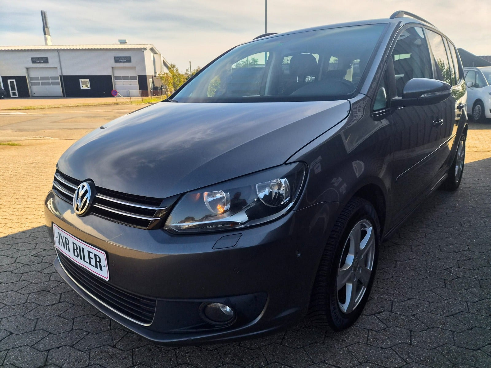 Grå VW Touran fra 2014