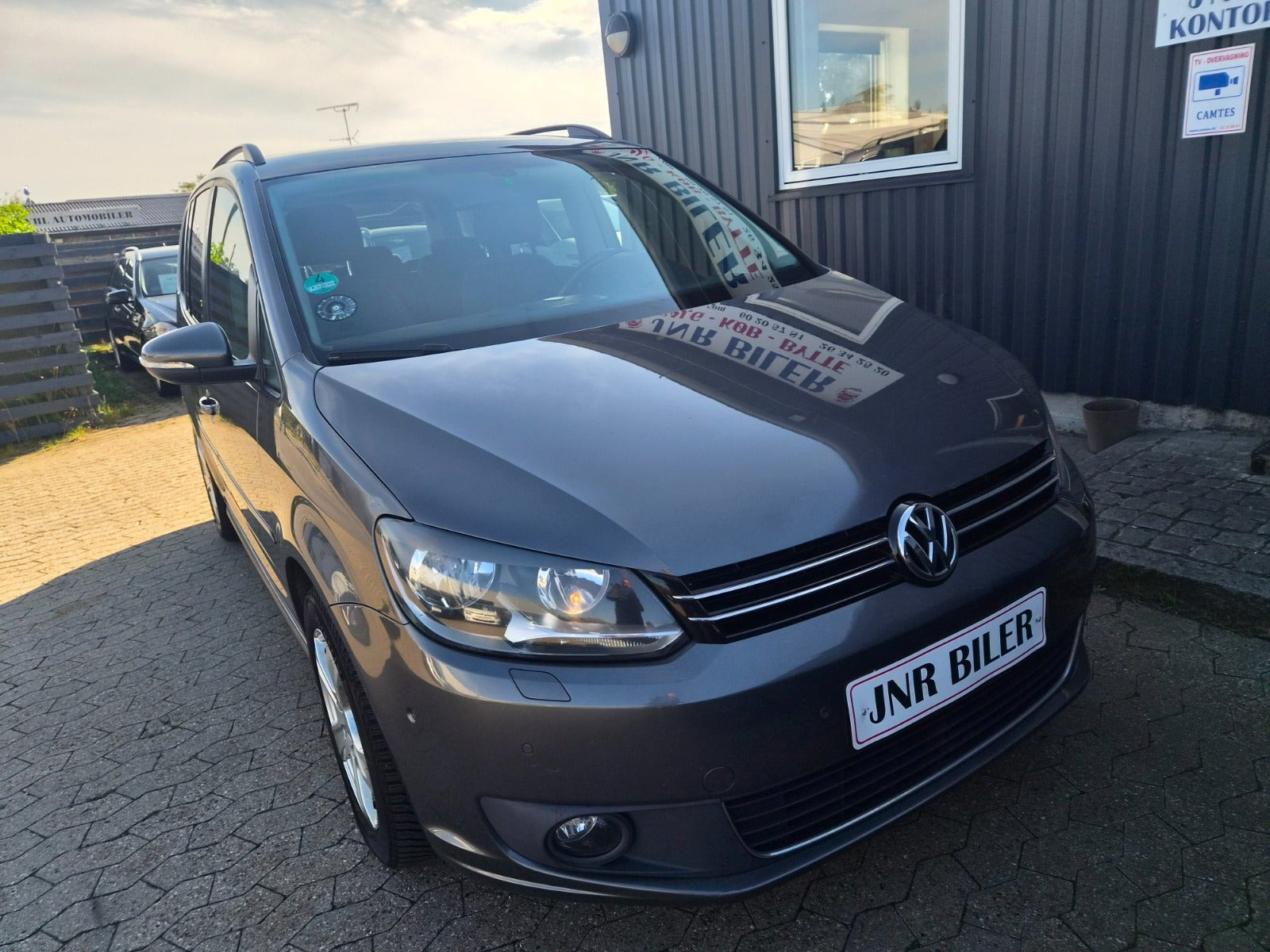 Grå VW Touran fra 2014