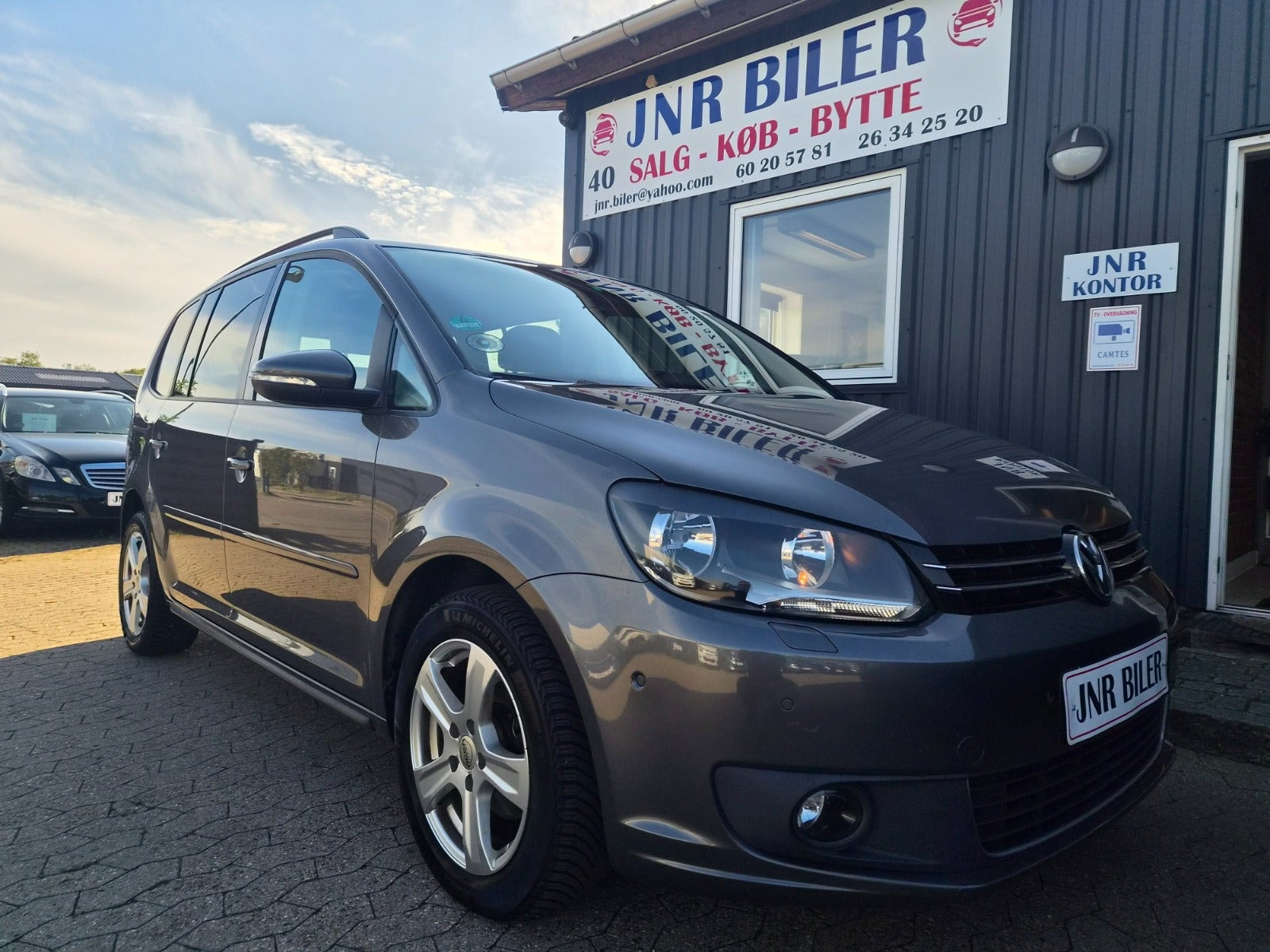 Grå VW Touran fra 2014