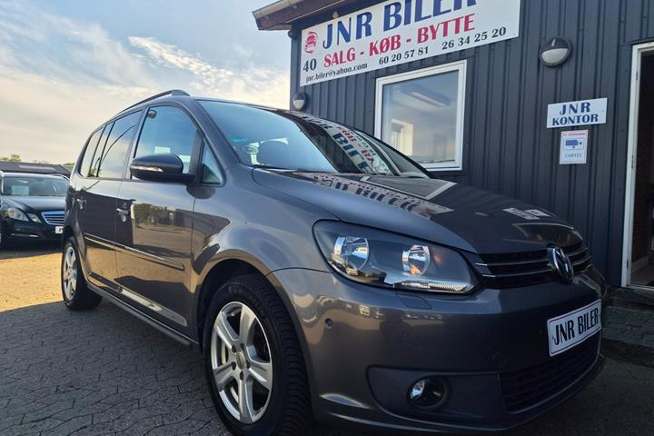 Grå VW Touran fra 2014