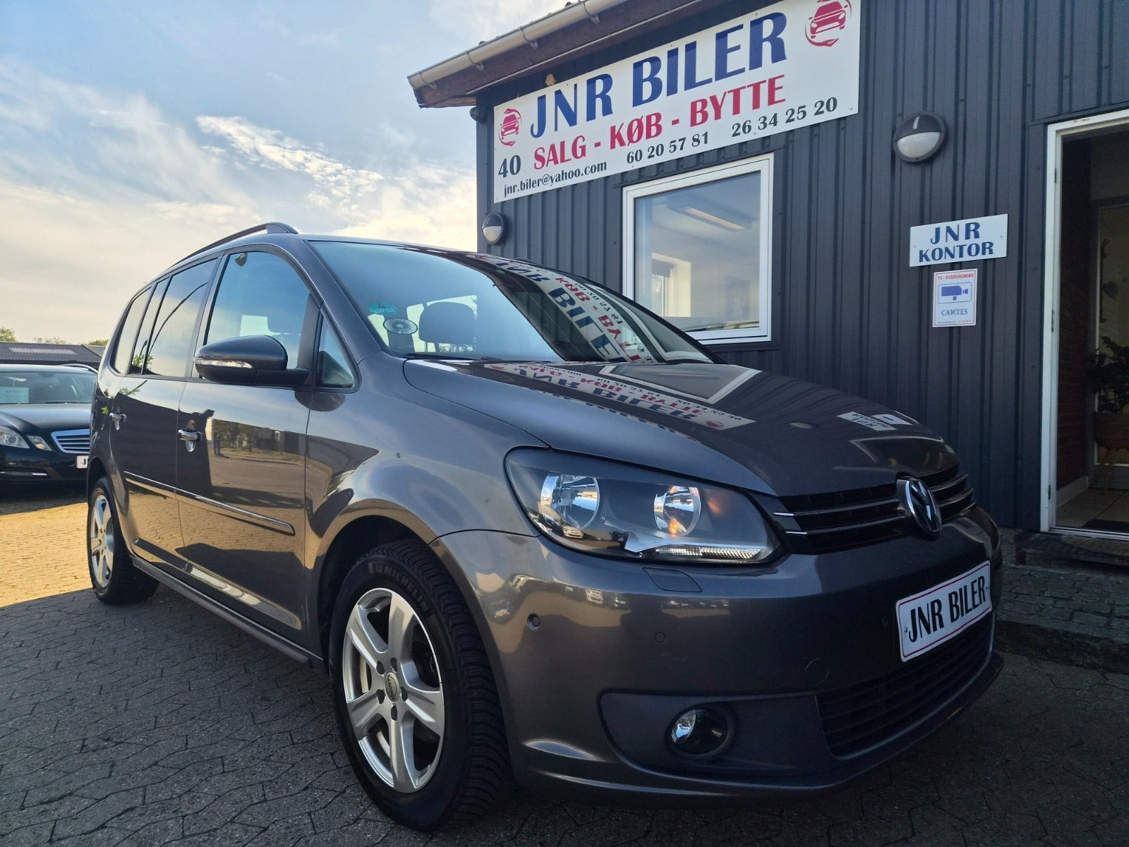 Grå VW Touran fra 2014