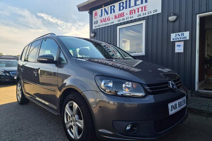 Grå VW Touran fra 2014