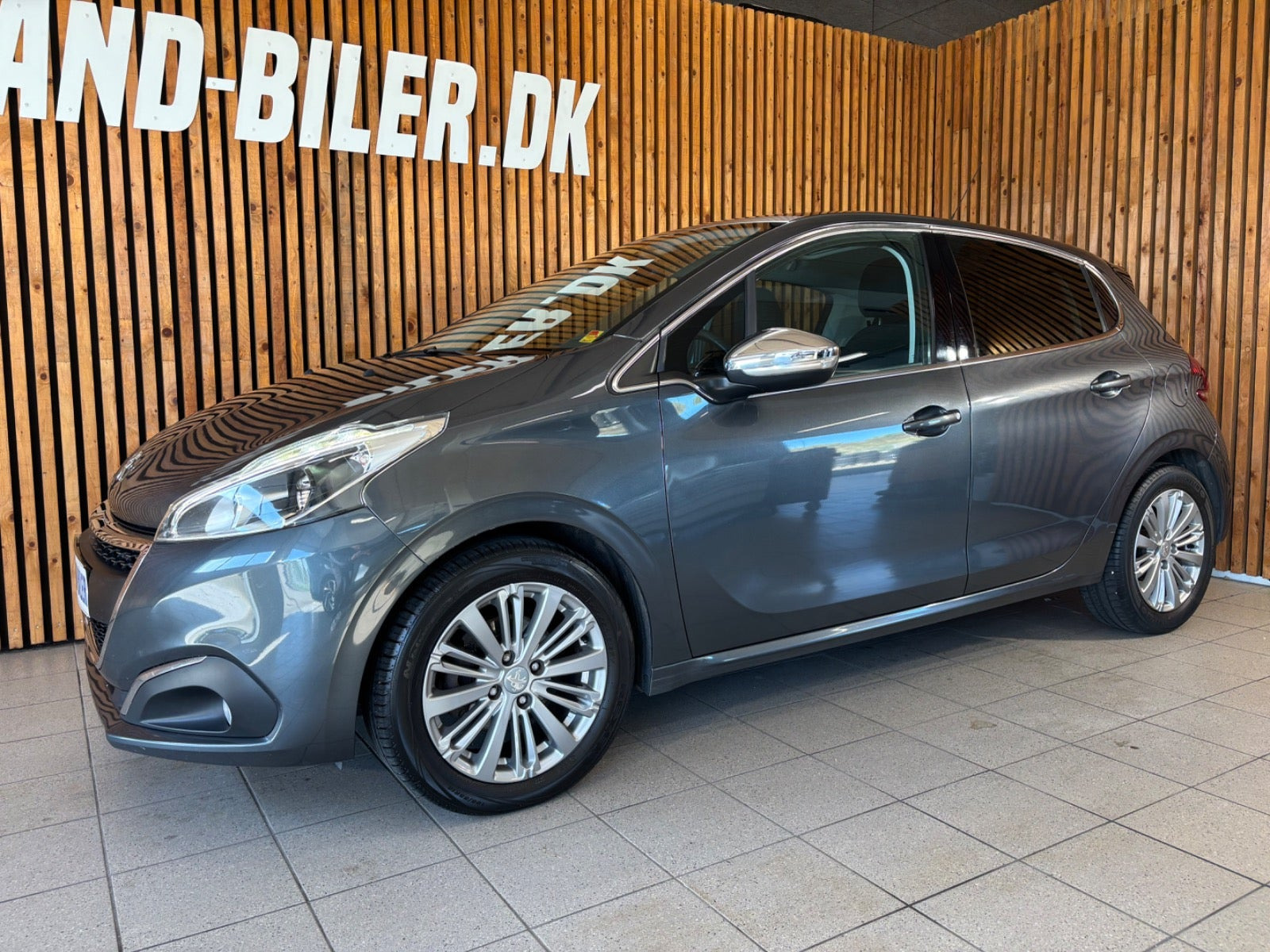 Grå Peugeot 208 fra 2017