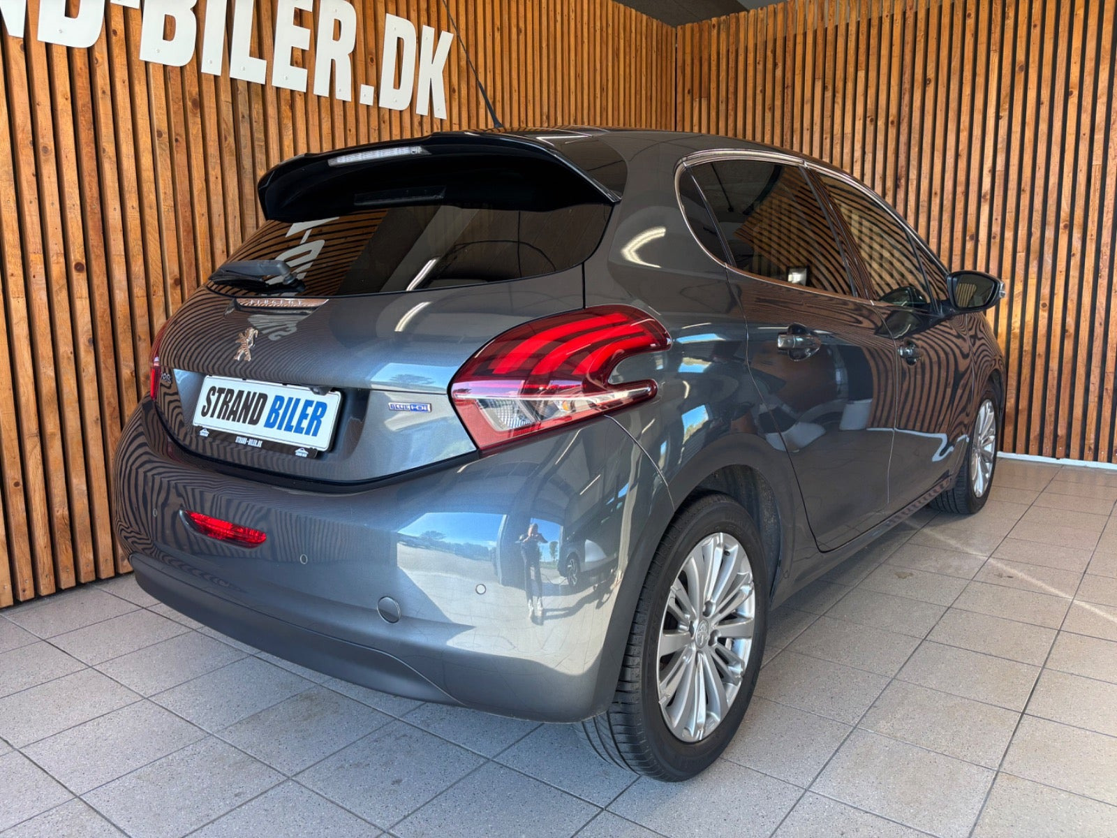 Grå Peugeot 208 fra 2017